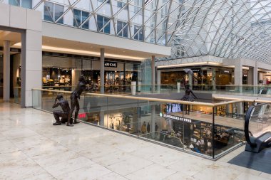 Slovakya 'nın Bratislava kentindeki Eurovea alışveriş merkezinde bronz heykeller