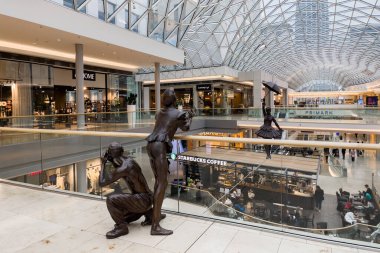 Slovakya 'nın Bratislava kentindeki Eurovea alışveriş merkezinde bronz heykeller