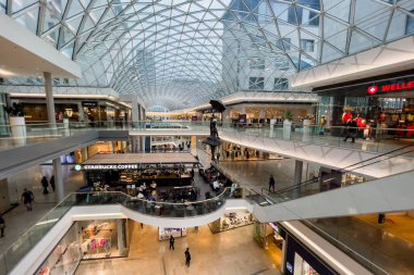 Bratislava, Slovakya 'daki Eurovea alışveriş merkezinde şemsiyeli bir kızın bronz heykeli