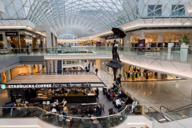 Bratislava, Slovakya 'daki Eurovea alışveriş merkezinde şemsiyeli bir kızın bronz heykeli