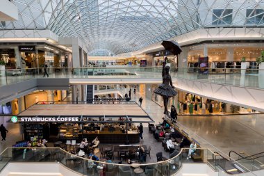 Bratislava, Slovakya 'daki Eurovea alışveriş merkezinde şemsiyeli bir kızın bronz heykeli