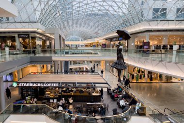 Bratislava, Slovakya 'daki Eurovea alışveriş merkezinde şemsiyeli bir kızın bronz heykeli