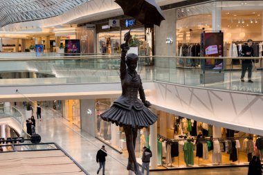 Bratislava, Slovakya 'daki Eurovea alışveriş merkezinde şemsiyeli bir kızın bronz heykeli