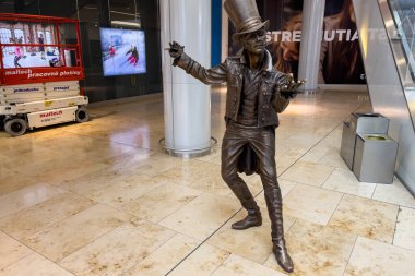 Slovakya 'nın Bratislava kentindeki Eurovea alışveriş merkezinde bir sihirbazın bronz heykeli