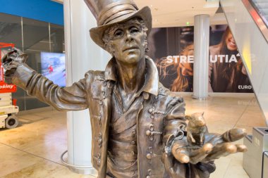 Slovakya 'nın Bratislava kentindeki Eurovea alışveriş merkezinde bir sihirbazın bronz heykeli