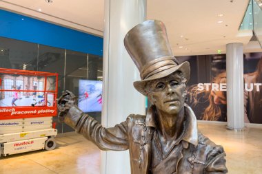 Slovakya 'nın Bratislava kentindeki Eurovea alışveriş merkezinde bir sihirbazın bronz heykeli