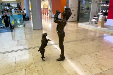 Bratislava, Slovakya 'daki Eurovea alışveriş merkezinde bir köpek ve bir müzisyenin bronz heykelleri