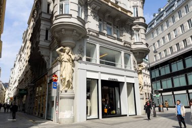 Viyana, Avusturya 'da Channel ve Louis Vuitton mağazaları