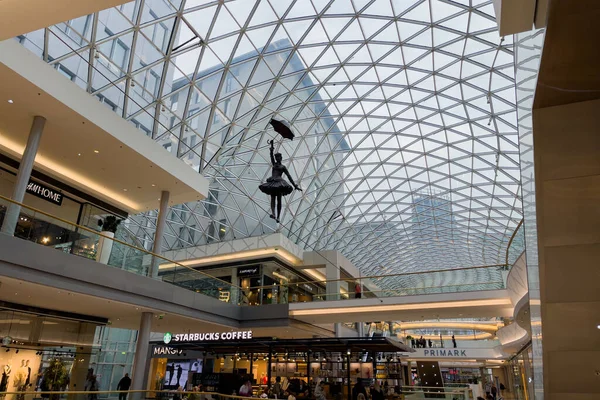 Slovakya 'nın Bratislava kentindeki Eurovea alışveriş merkezinde bronz heykeller