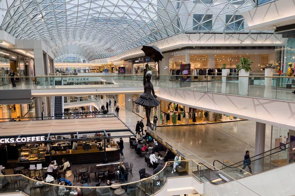 Bratislava, Slovakya 'daki Eurovea alışveriş merkezinde şemsiyeli bir kızın bronz heykeli