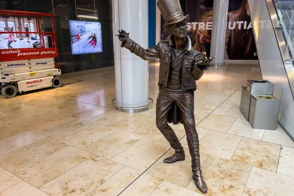 Slovakya 'nın Bratislava kentindeki Eurovea alışveriş merkezinde bir sihirbazın bronz heykeli
