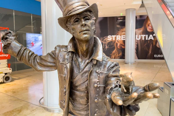 Slovakya 'nın Bratislava kentindeki Eurovea alışveriş merkezinde bir sihirbazın bronz heykeli