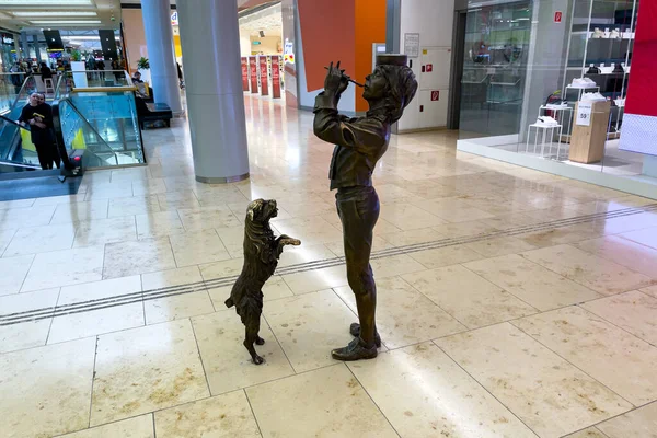 Bronzen Beelden Van Een Hond Een Muzikant Het Eurovea Winkelcentrum — Stockfoto