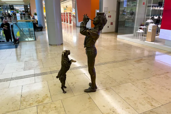 Bratislava, Slovakya 'daki Eurovea alışveriş merkezinde bir köpek ve bir müzisyenin bronz heykelleri