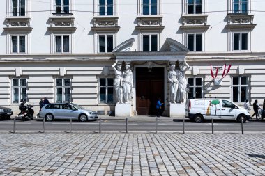 Viyana, Avusturya 'da Joseph Meydanı' nın yanına park etmiş arabalar.