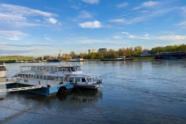 Bir restoran teknesi Bratislava, Slovakya 'daki Tuna Nehri' ne yanaştı.