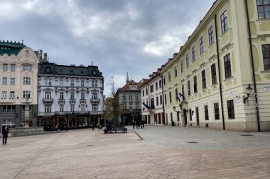 Bratisalva, Slovakya 'daki ana meydanı çevreleyen renkli binalar