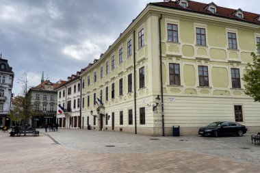 Bratisalva, Slovakya 'daki ana meydanı çevreleyen renkli binalar