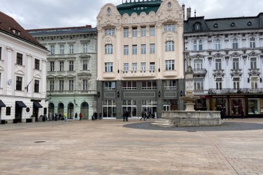 Bratisalva, Slovakya 'daki ana meydanı çevreleyen renkli binalar