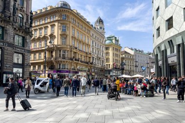 Avusturya, Viyana 'da bir sokakta yürüyen yayalar
