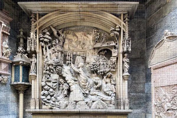 Zbliżenie Rzeźb Przed Kościołem Wiedniu Austria — Zdjęcie stockowe