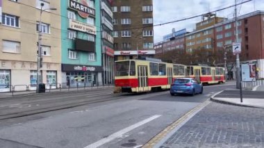Bratislava, Slovakya 'da yoldan geçen bir tramvay.