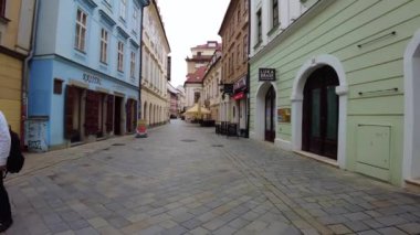 Slovakya 'nın eski Bratislava kasabasında POV sokaklarda yürüyor