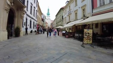 POV, Slovakya 'nın Bratislava kentindeki Michael' s Gate 'e doğru yürüyor.