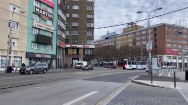 Bratislava, Slovakya 'da yoldan geçen bir tramvay.