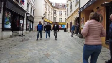 POV, Slovakya 'nın Bratislava kentindeki Michael' s Gate 'e doğru yürüyor.