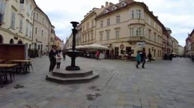 Slovakya 'nın eski Bratislava kasabasında POV sokaklarda yürüyor