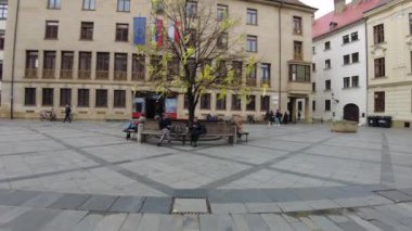 POV, Slovakya 'nın Bratislava kentindeki Michael' s Gate 'e doğru yürüyor.