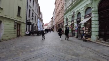 POV, Slovakya 'nın Bratislava kentindeki Michael' s Gate 'e doğru yürüyor.