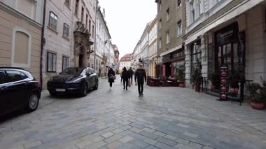 POV, Slovakya 'nın Bratislava kentindeki Michael' s Gate 'e doğru yürüyor.