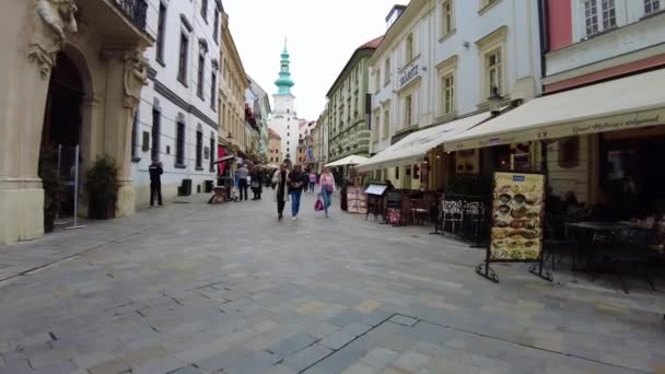 スロバキアのブラチスラヴァの旧市街のマイケルの門に向かって歩くPov — ストック動画