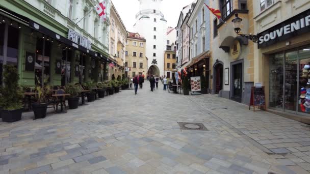 スロバキアのブラチスラヴァの旧市街のマイケルの門に向かって歩くPov — ストック動画