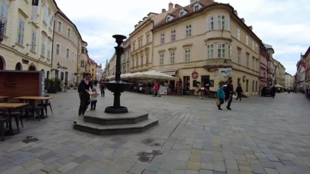 Pov在斯洛伐克布拉迪斯拉发老城的街道上行走 — 图库视频影像