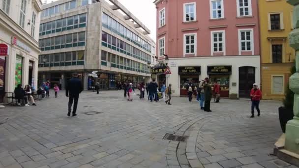 Turistas Tirando Fotos Com Cumil Sewer Worker Bratislava Eslováquia — Vídeo de Stock