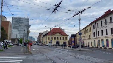 Bratislava, Slovakya 'da yoldan geçen bir tramvay.