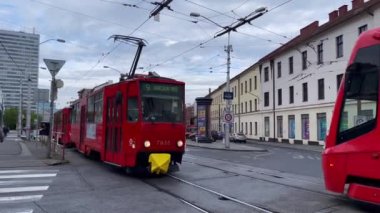 Bratislava, Slovakya 'da yoldan geçen bir tramvay.