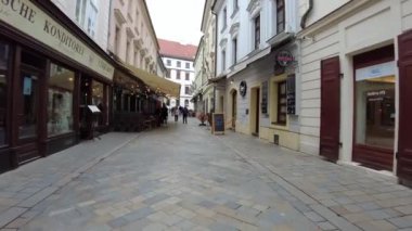 Slovakya 'nın eski Bratislava kasabasında POV sokaklarda yürüyor