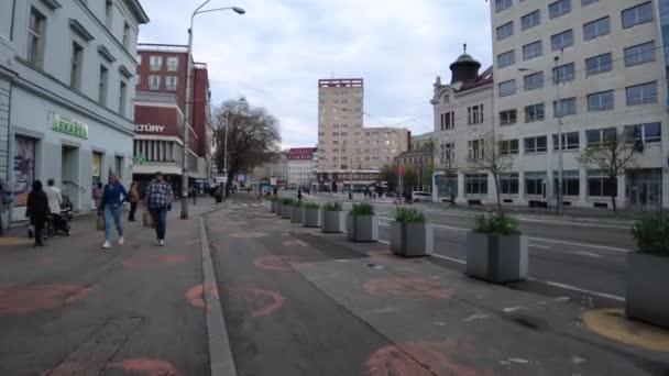 Пов Йде Тротуарі Братислава Словаччина — стокове відео