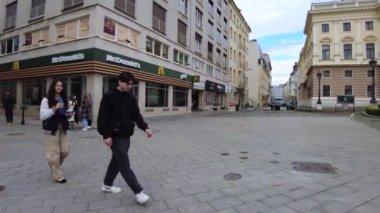 Slovakya 'nın eski Bratislava kasabasında POV sokaklarda yürüyor