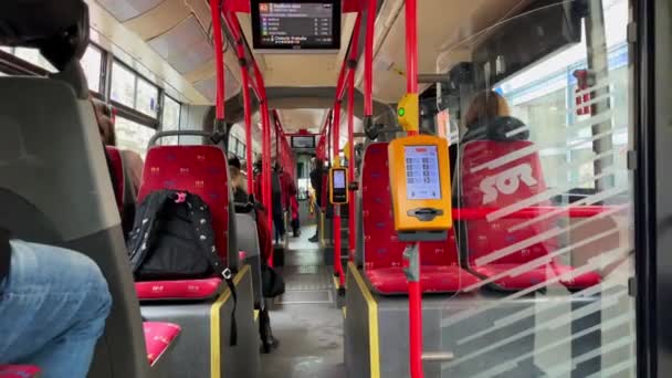 슬로바키아 브라티슬라바의 버스의 인테리어 — 비디오