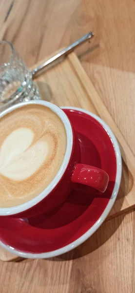Weißes Herz Auf Beigem Cappuccino Schaum Kaffee Roter Tasse Und — Stockfoto
