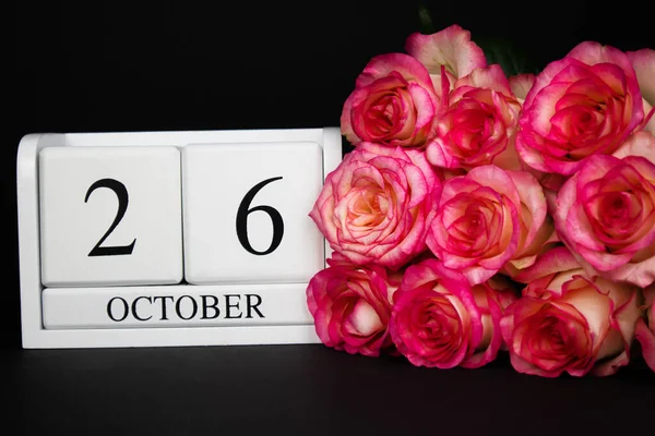 Octubre Calendario Madera Blanco Sobre Fondo Negro Rosas Rosadas Encuentran —  Fotos de Stock