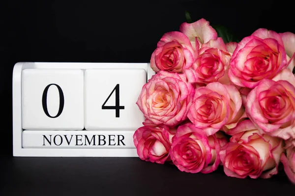Novembro Calendário Madeira Branco Sobre Fundo Preto Rosas Rosa Encontram — Fotografia de Stock