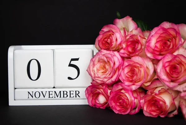 Noviembre Calendario Madera Blanco Sobre Fondo Negro Rosas Rosadas Encuentran —  Fotos de Stock