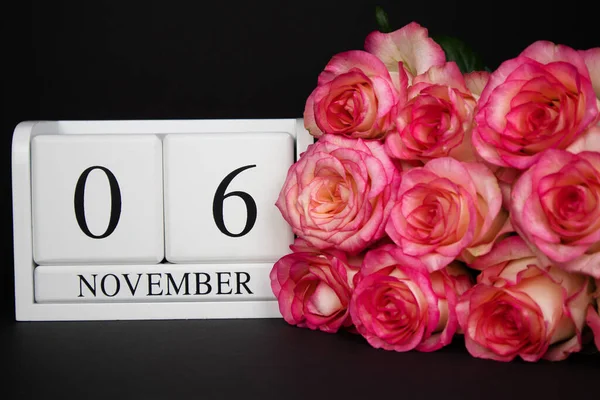 Holzkalender Vom November Weiß Auf Schwarzem Hintergrund Rosa Rosen Liegen — Stockfoto