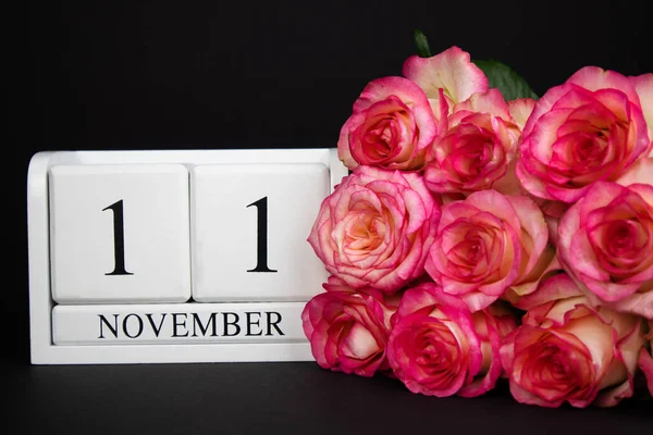 11月11日木制日历 白色的黑色背景 粉红的玫瑰躺在附近 带有复制空间的明信片 促销的概念 — 图库照片